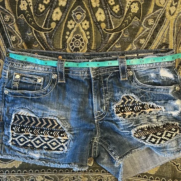 Miss Me 30 NWOT Signature Blue Distressed Denim Shorts - Picture 14 of 16